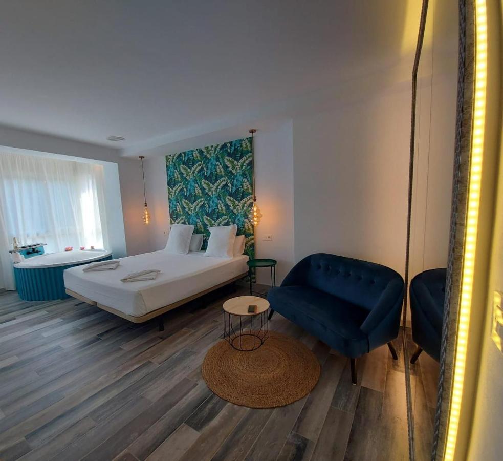 Suite con bañera de hidromasaje y cama grande