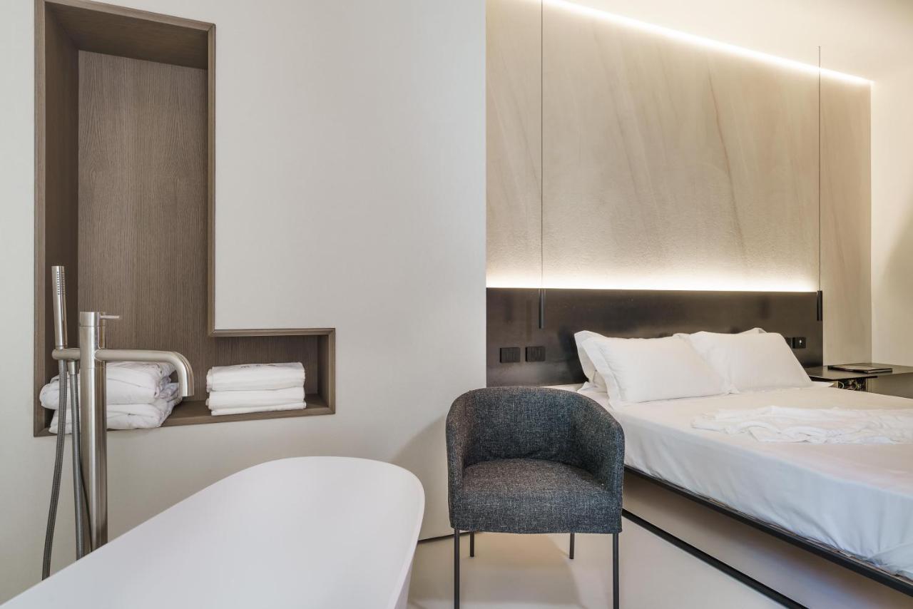 Deluxe Double Room Bath