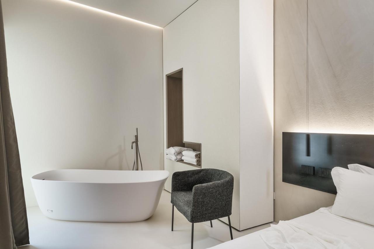 Deluxe Double Room Bath