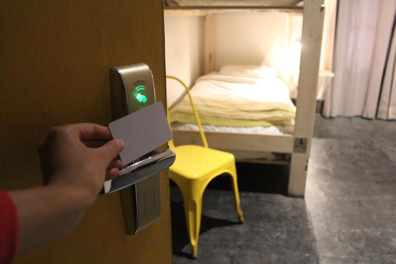 Cama en habitación compartida femenina de 6 camas
