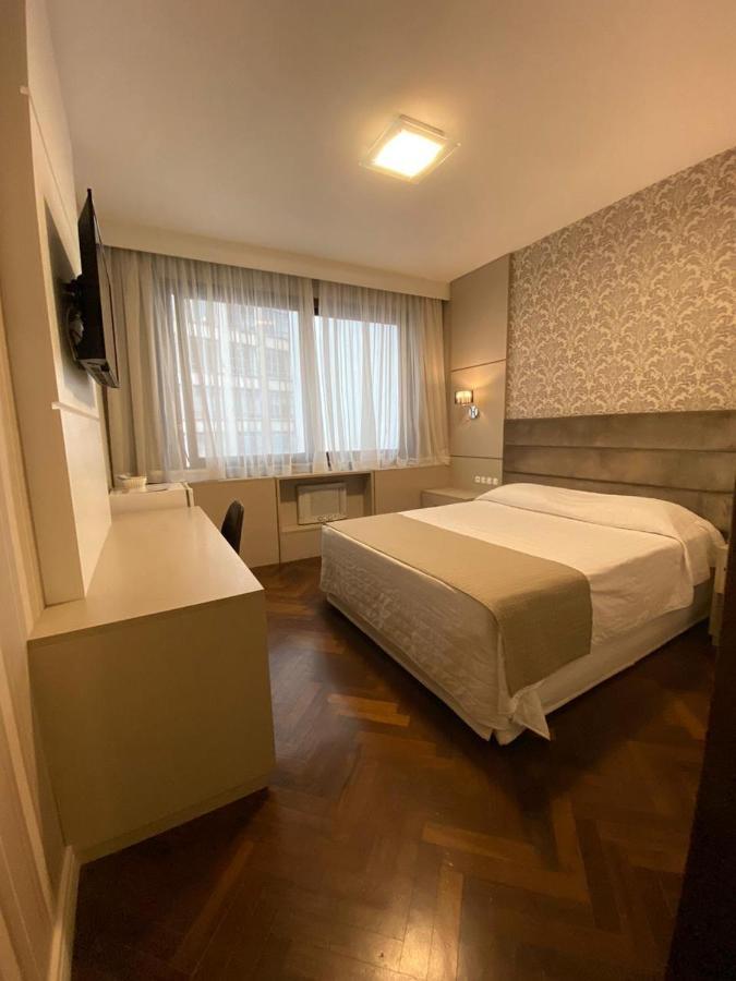 Quarto Duplo Deluxe com Cama de Casal