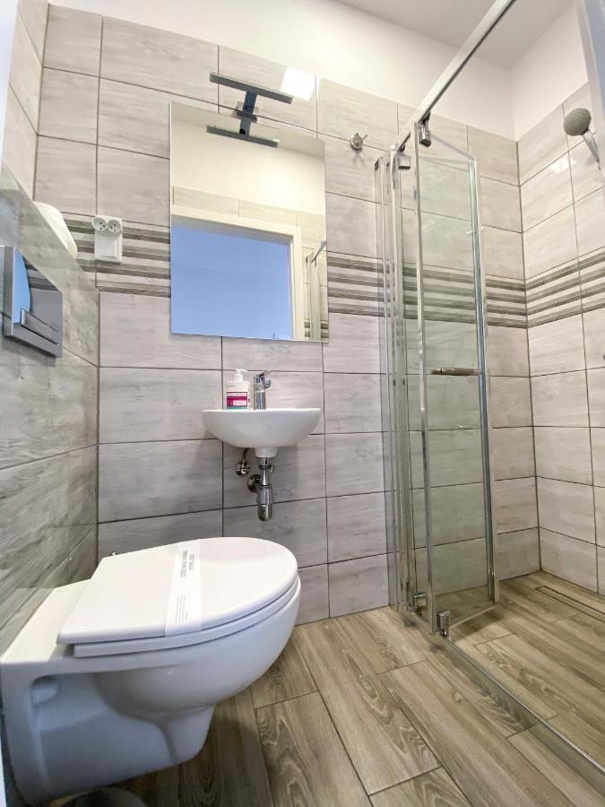 Deluxe Twin Room Bathroom,1642959532:JPEG