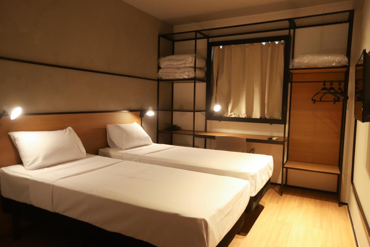 Quarto Clássico com 2 Camas de Solteiro