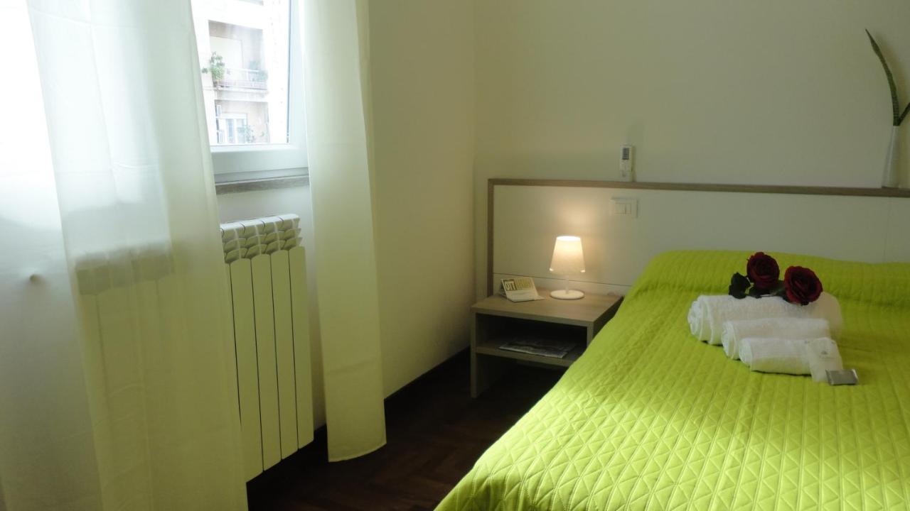 Deluxe Double Room Shower