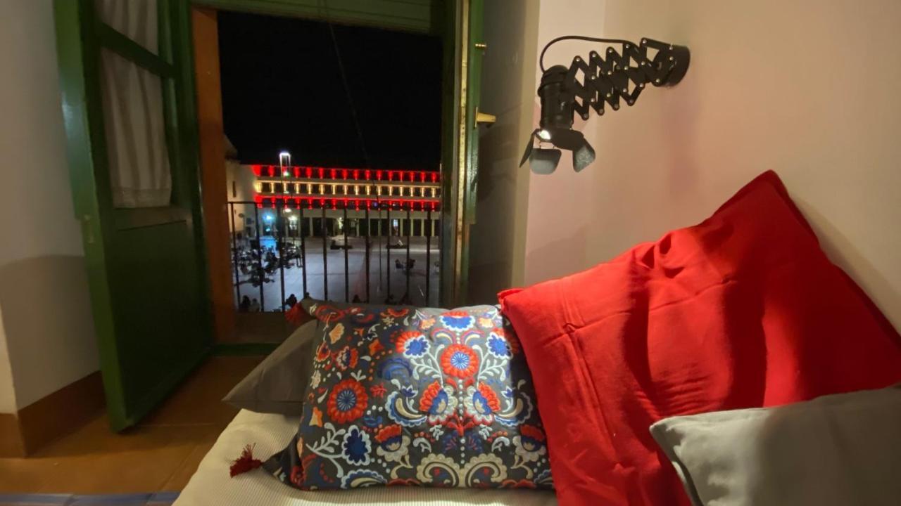 Triple room king bed,1036922806:JPEG