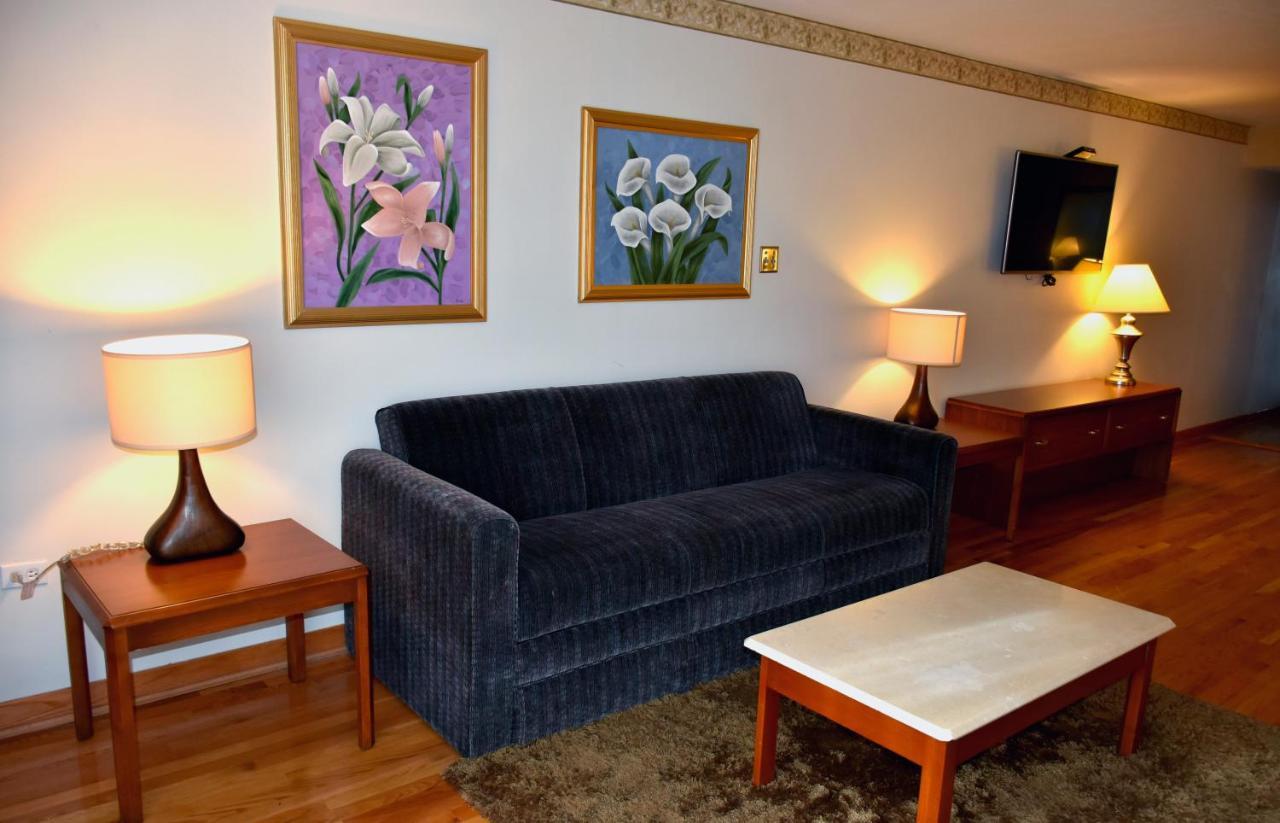 Habitación con cama extragrande.