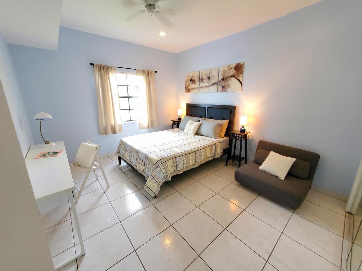Habitación con cama grande y vistas al jardín