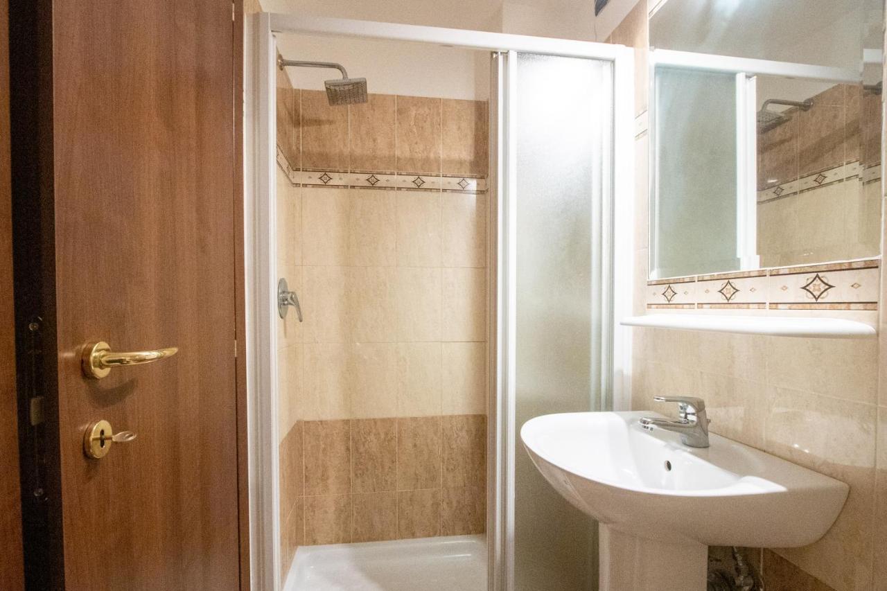 Double or Twin Room Bathroom,1070118940:JPEG