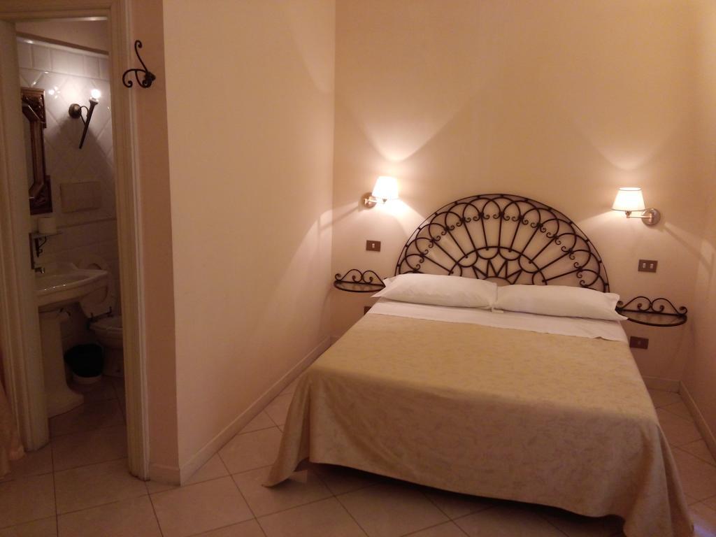 Small Double Room,107343687:JPEG