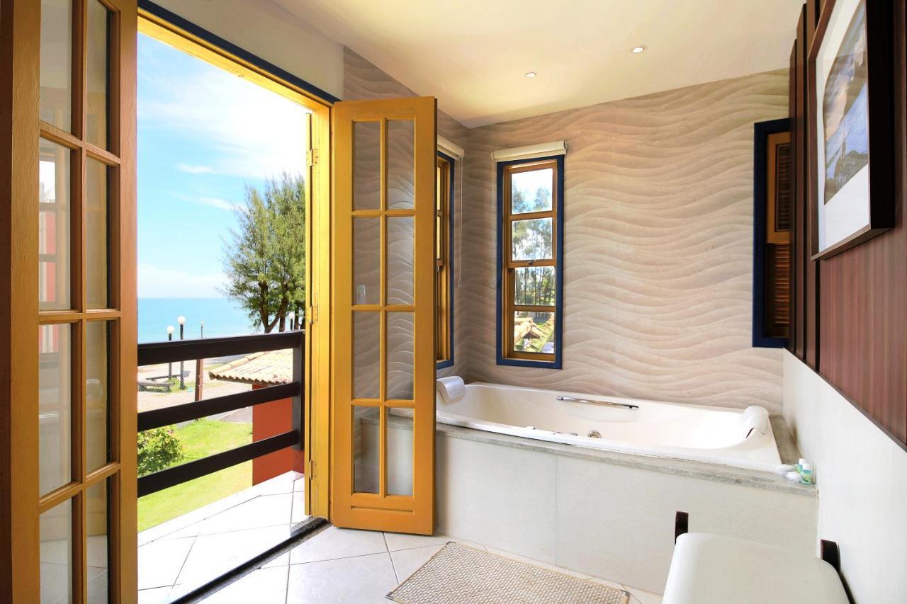 Quarto com Cama King-size e Banheira de Hidromassagem