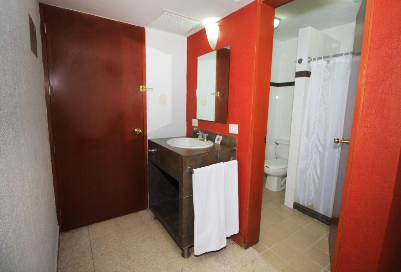 Habitación con cama extragrande.