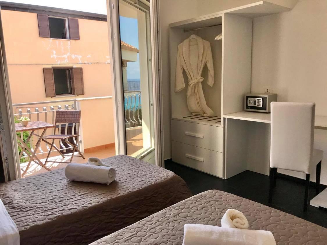 Double or Twin Room Partial Sea View,1089876990:JPEG