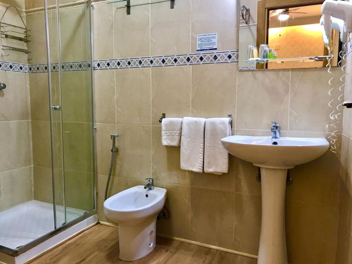 Comfort Triple Room Shower,1103249919:JPEG