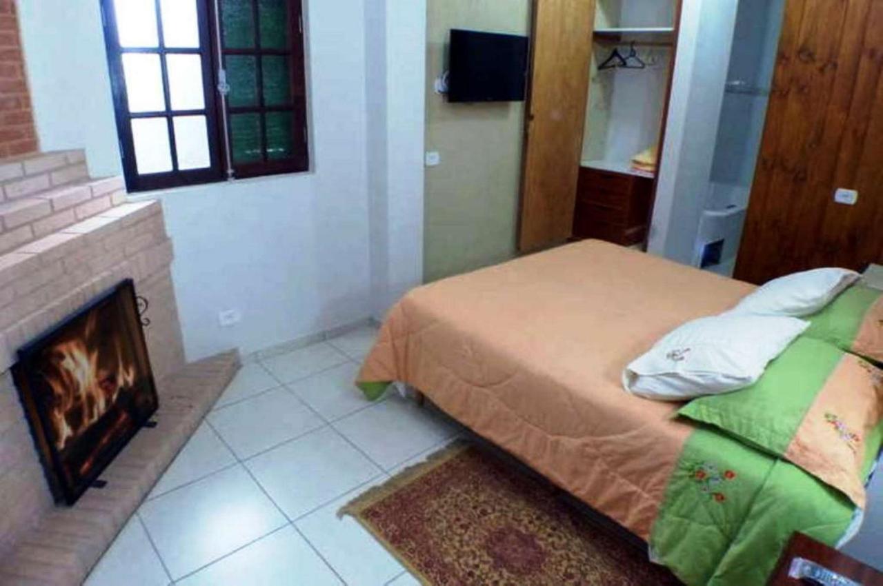 Quarto Duplo Com Banheira de Hidromassagem e Lareira