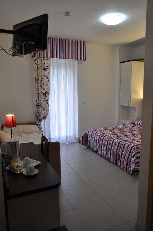 Triple Room,693889002:JPEG
