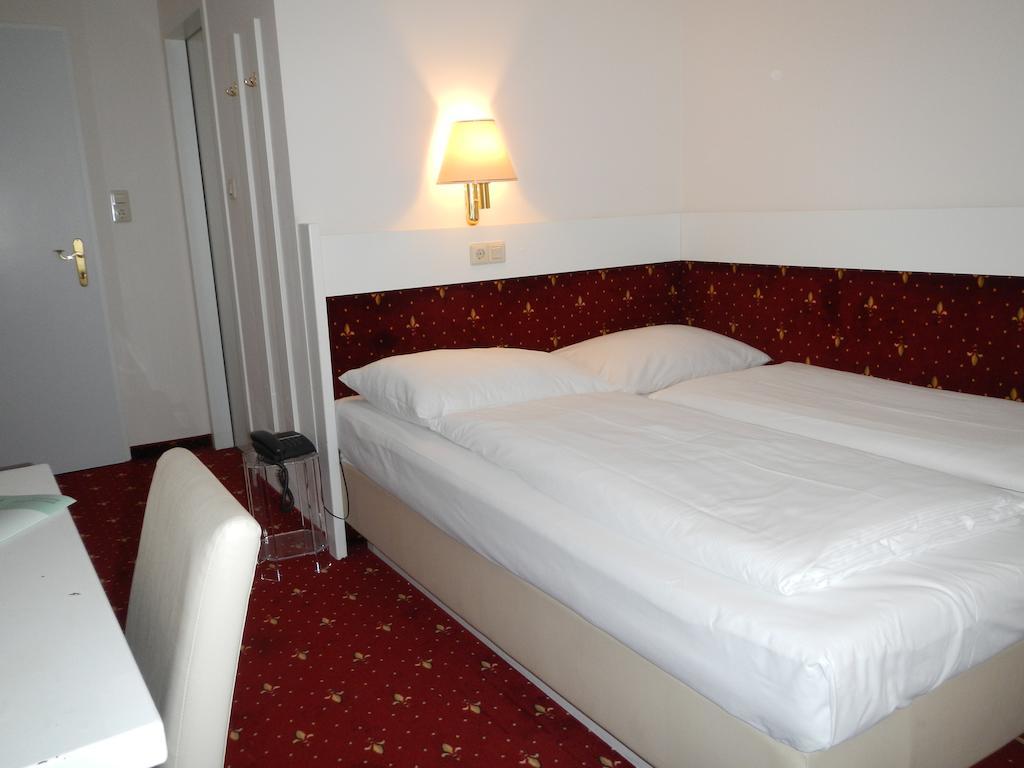 Small Double Room,557015601:JPEG
