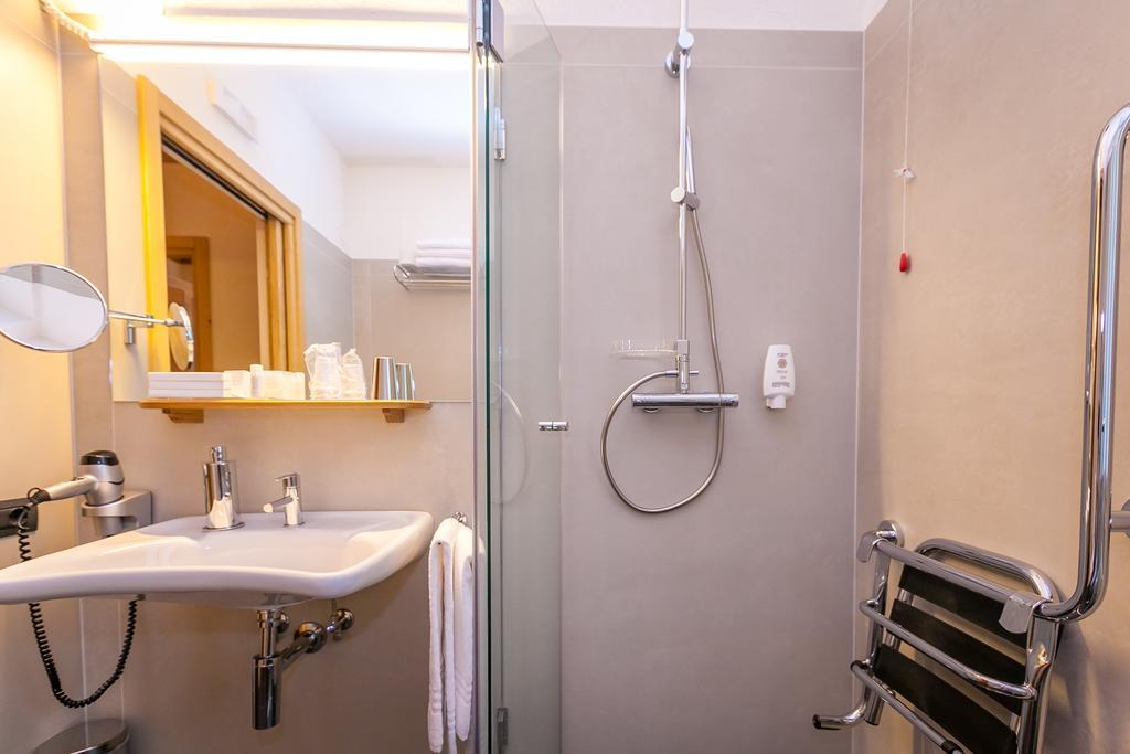 Standard Double Room,111130383:JPEG