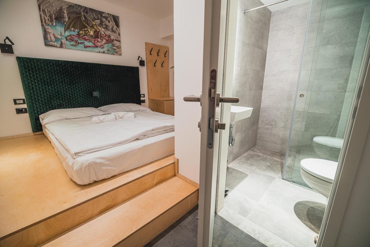 Deluxe Double Room Bath,1113316821:JPEG