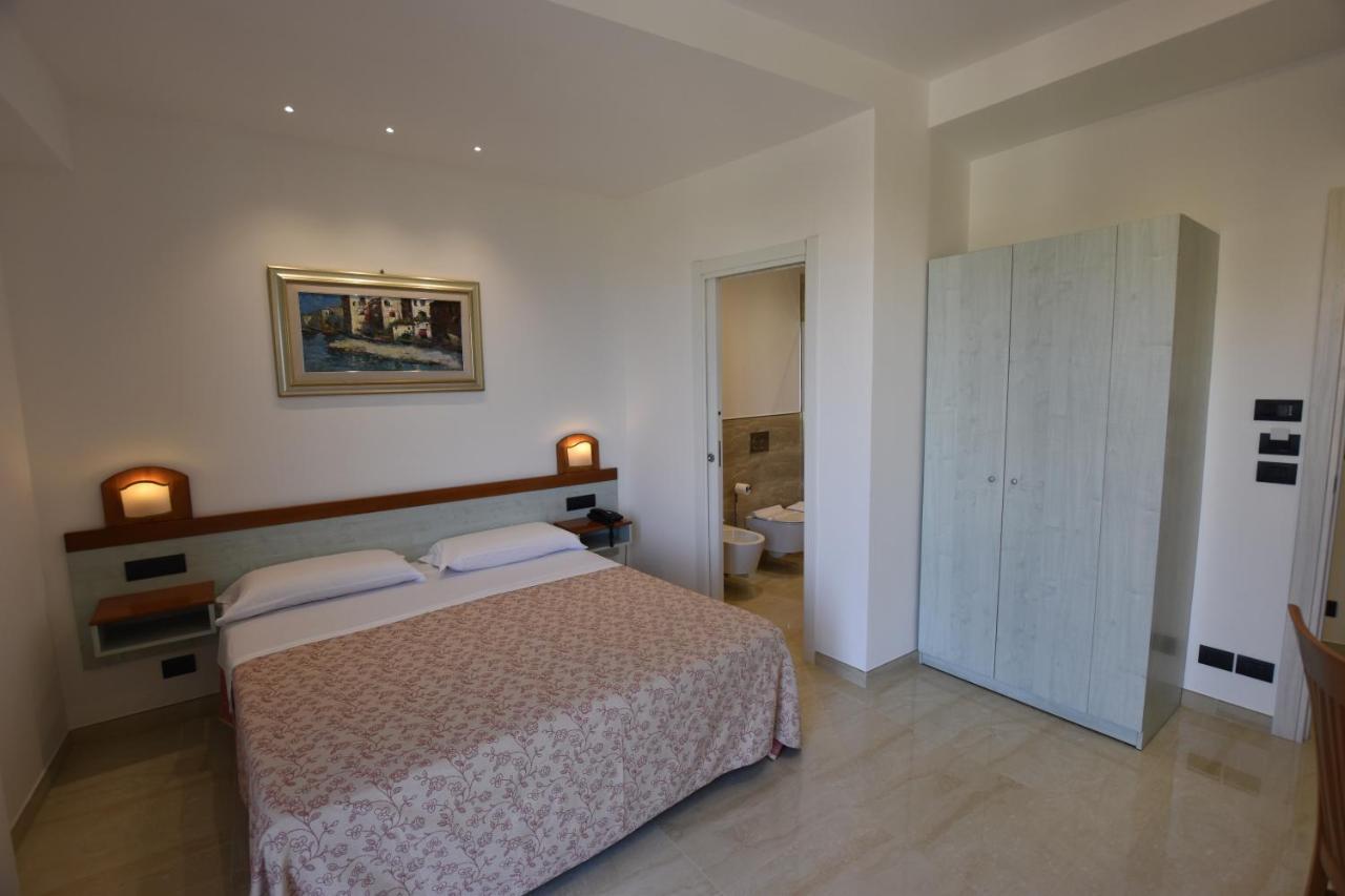 Double or Twin Room Partial Sea View,1114973730:JPEG