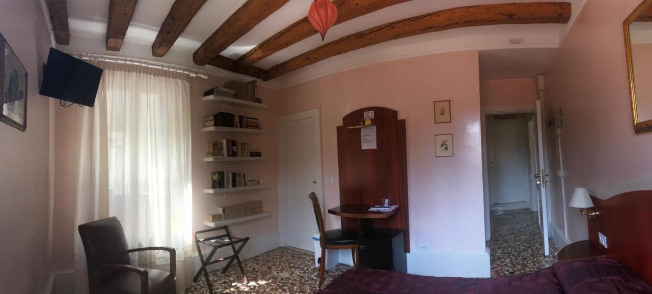 Camera Matrimoniale/Doppia con Letti Singoli con Bagno Privato