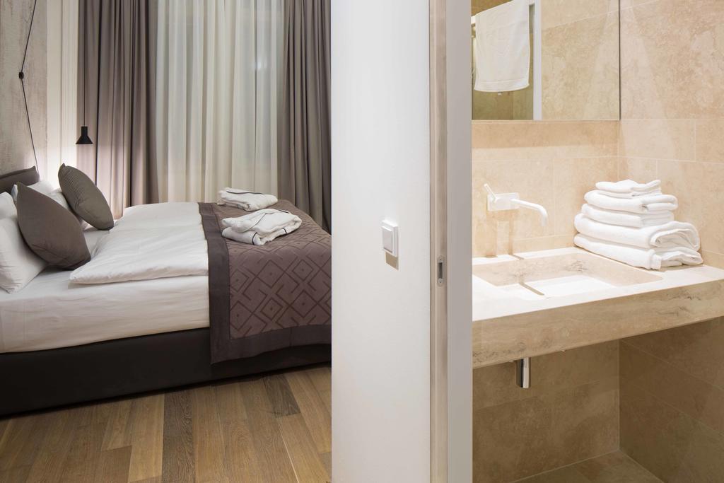 Standard Double Room,111854100:JPEG