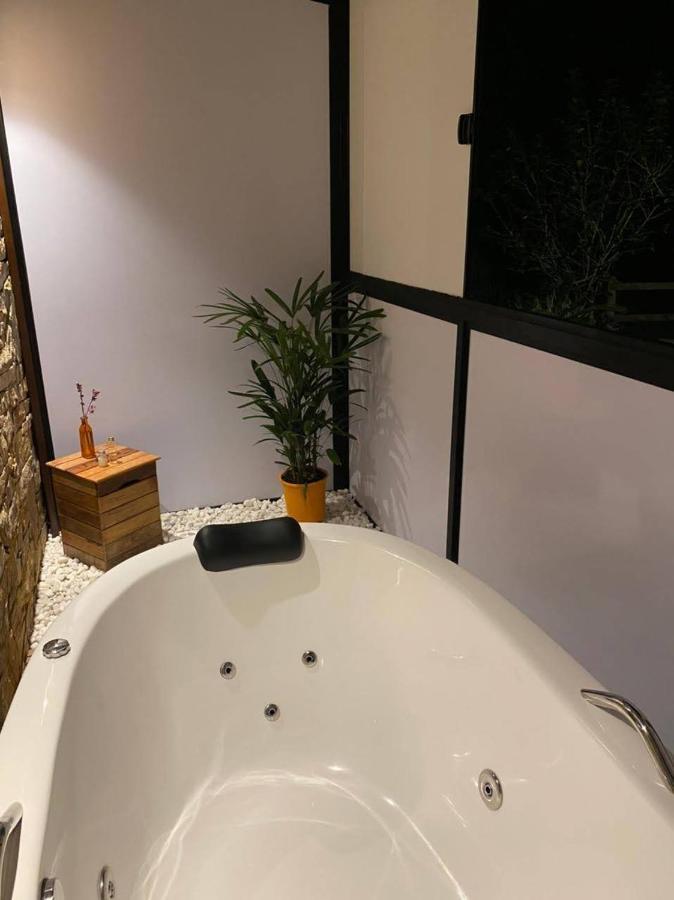Suite Spa Bath,1122447018:JPEG