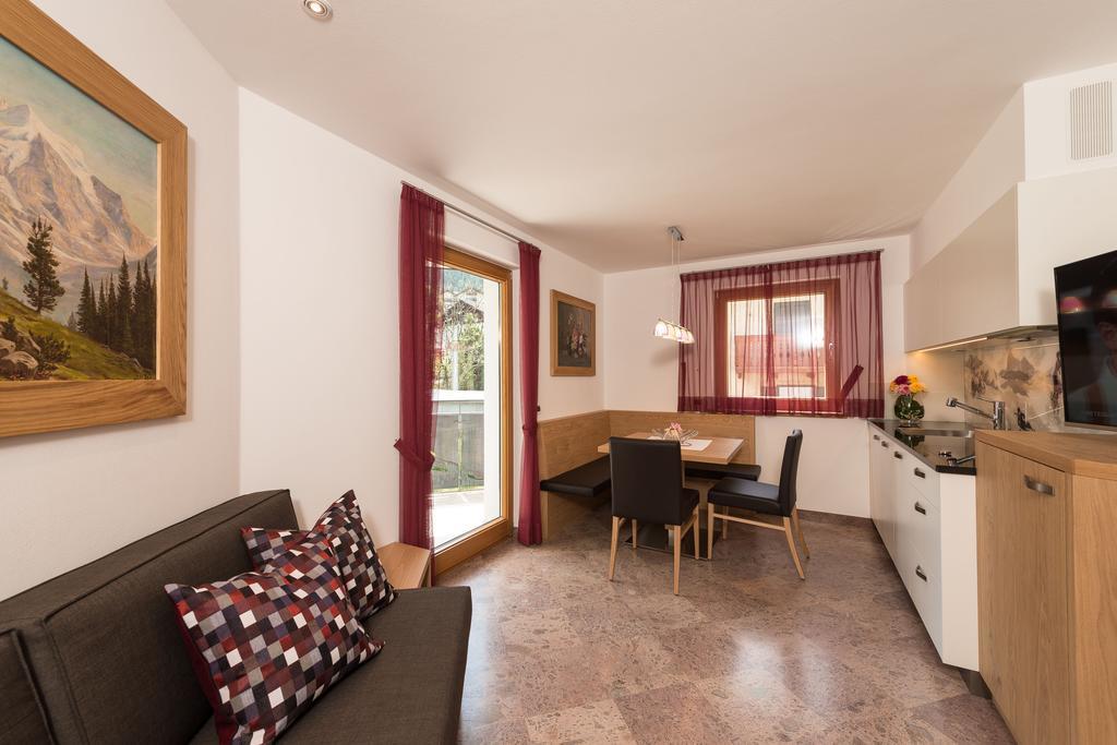 One-Bedroom Apartment Balcony,112616253:JPEG