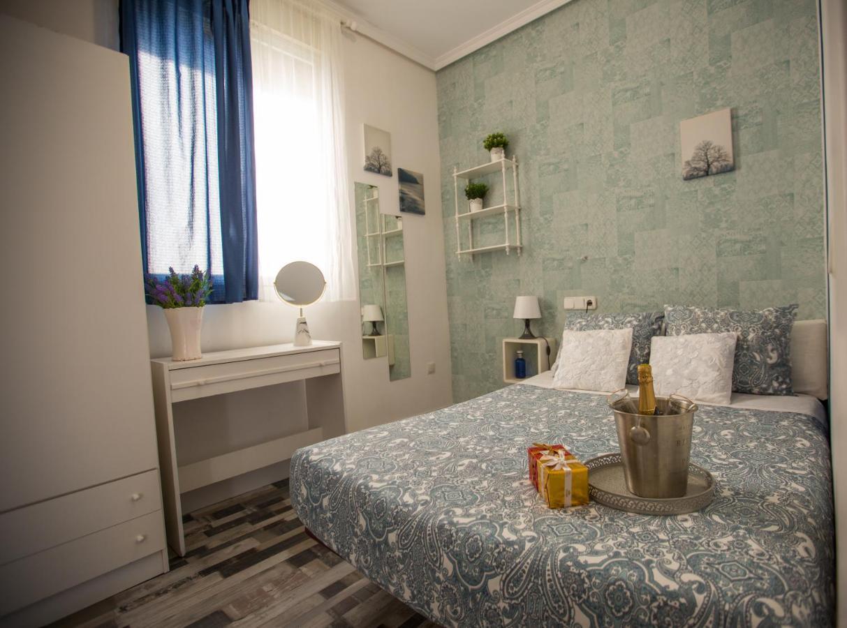 Small Interior Double Room,1132625229:JPEG