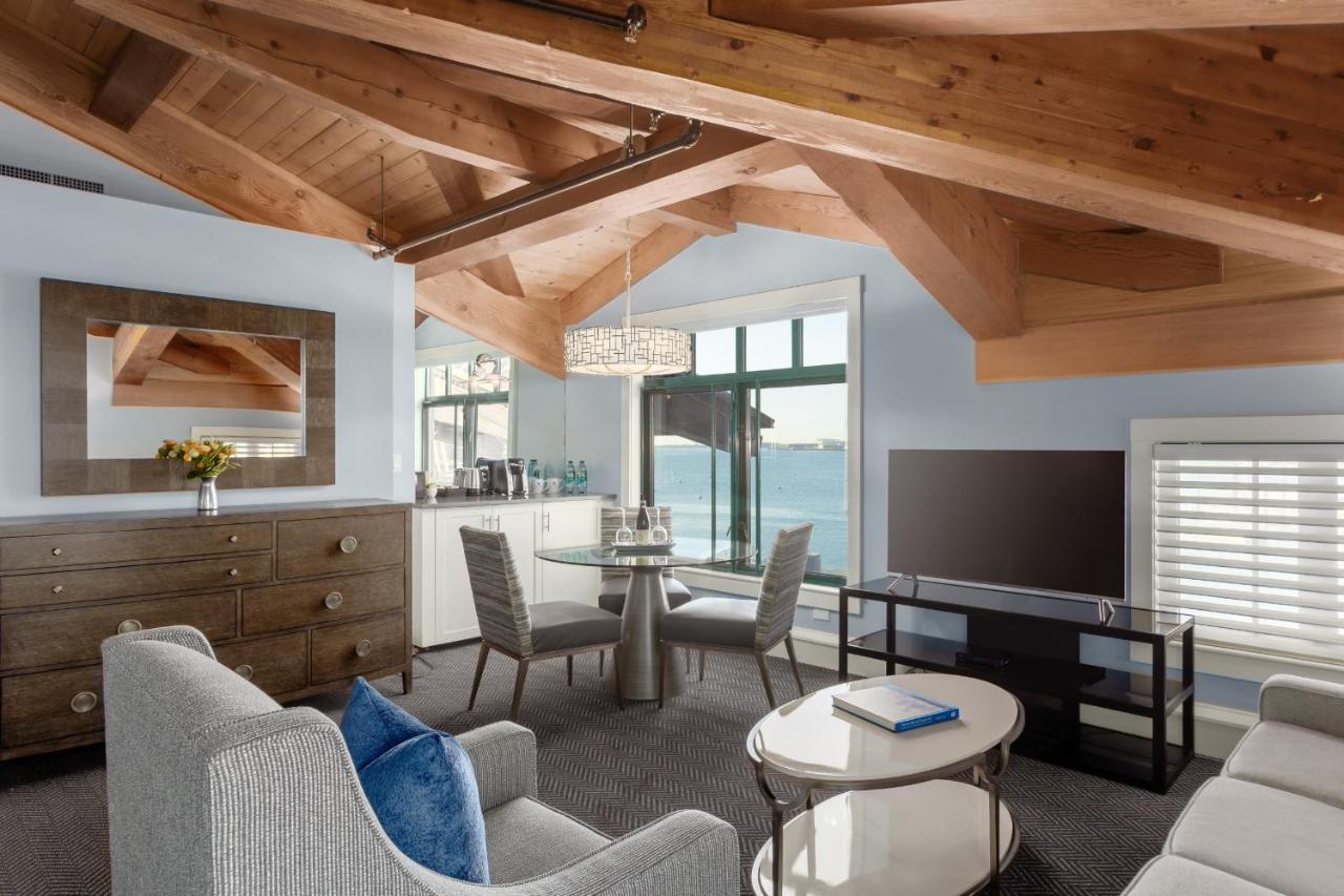 Habitación Esquinera con cama extragrande y vistas al puerto