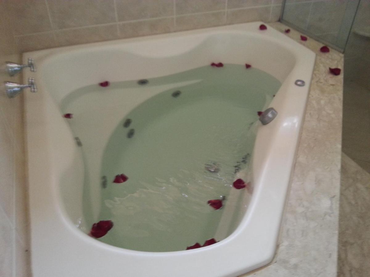 Suite Hot Tub,1746893688:JPEG