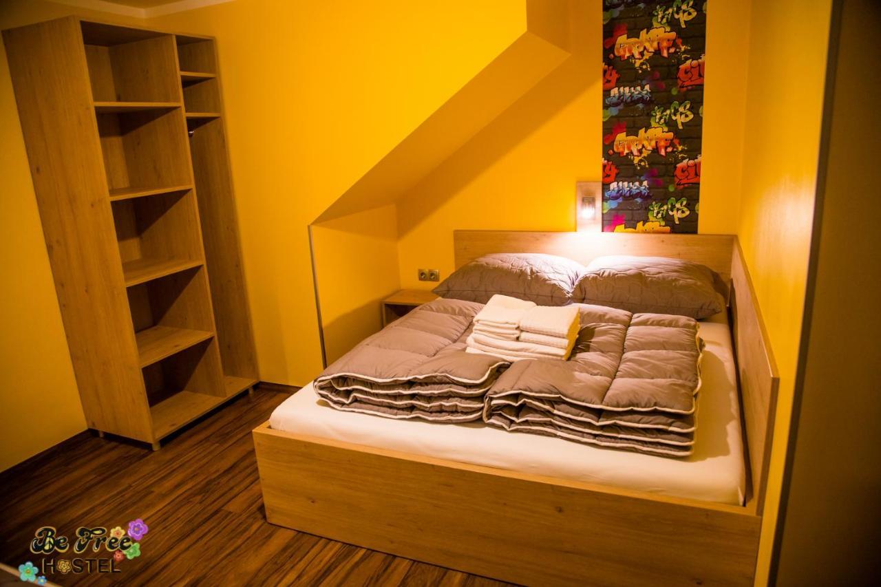 Habitación Doble con cama supletoria y baño compartido