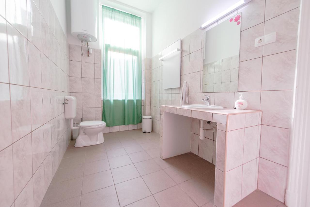 Camera Matrimoniale con Bagno in Comune