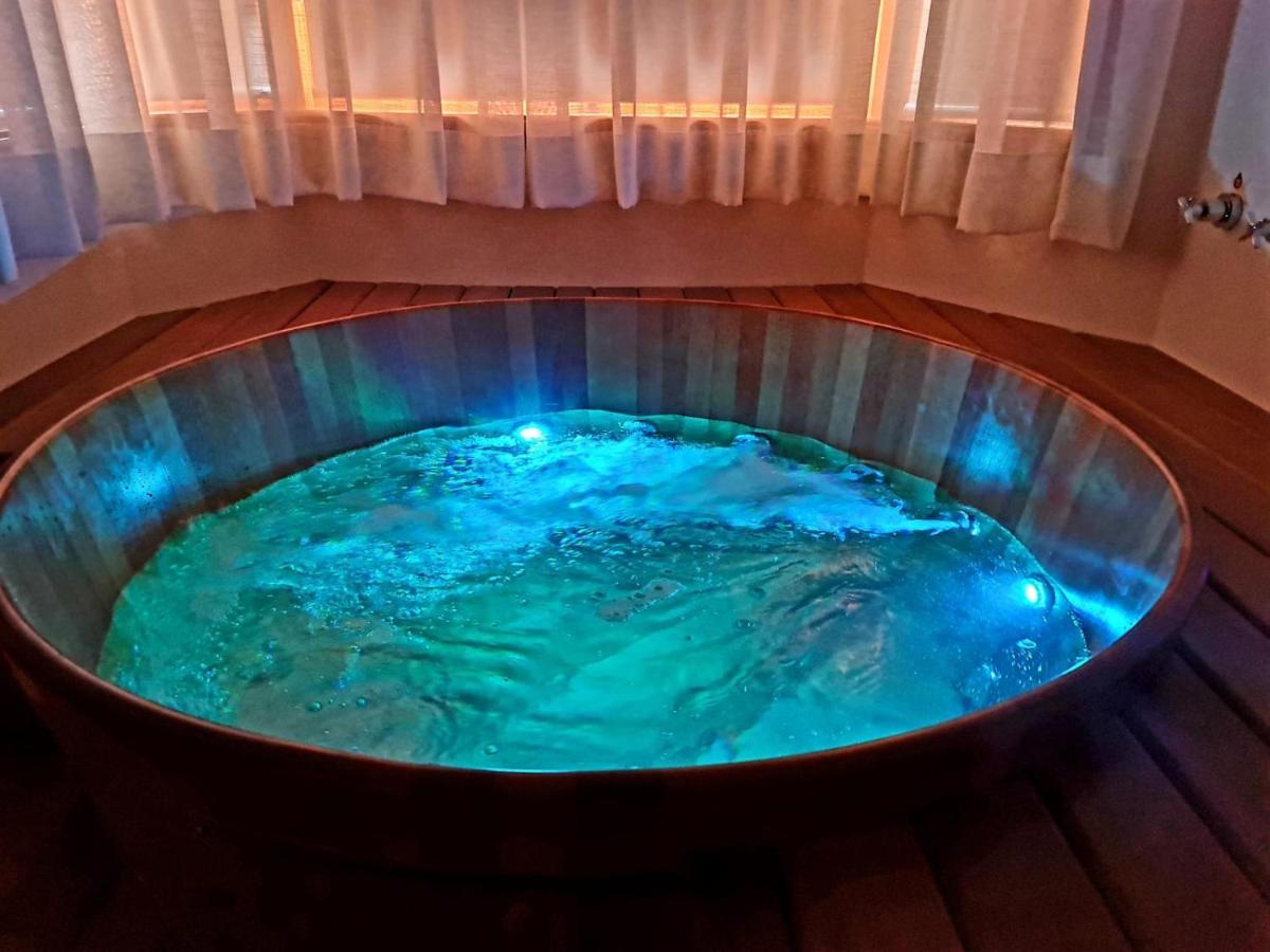 Deluxe Chalet Hot Tub,1150120093:JPEG