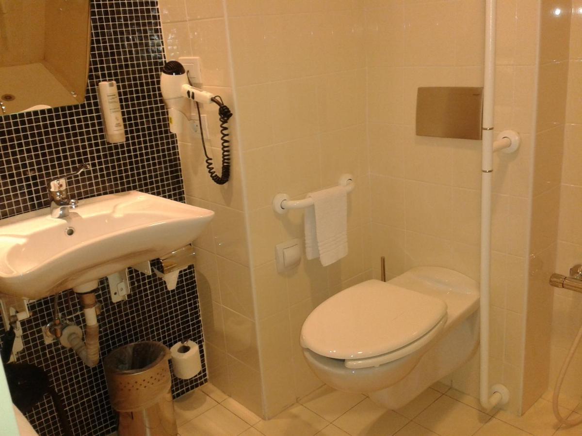 Economy Double or Twin Room Disability Access,1681720259:JPEG