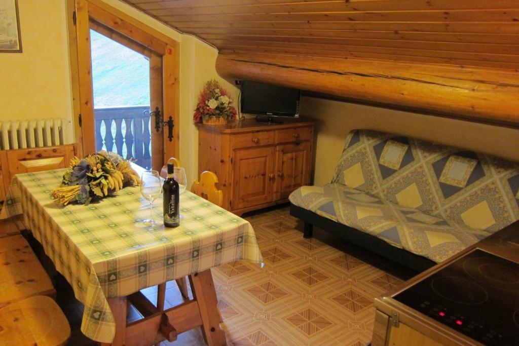 Two-Bedroom Apartment Attic,11662849:JPEG