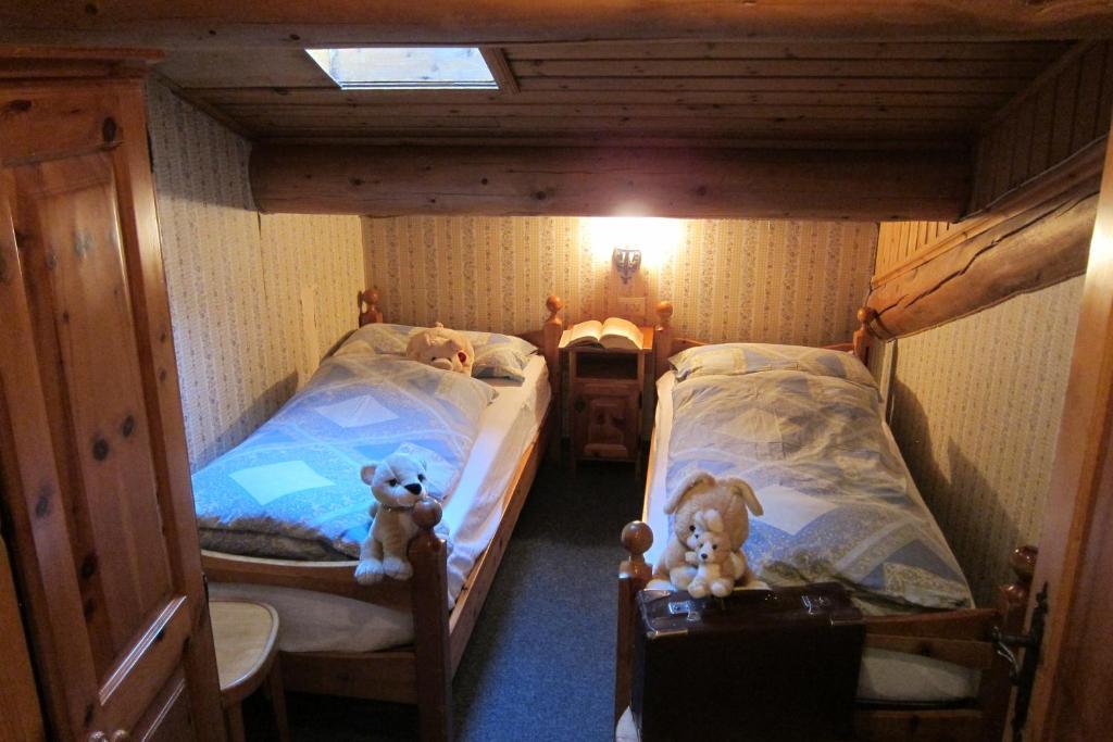Large Two-Bedroom Apartment Attic,11662876:JPEG