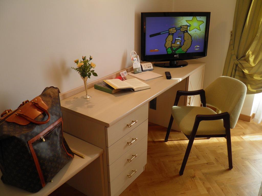 Double Room,116626213:JPEG