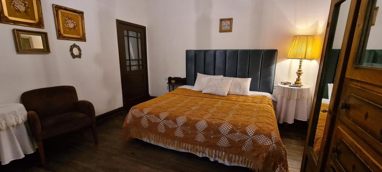 Habitación con cama grande