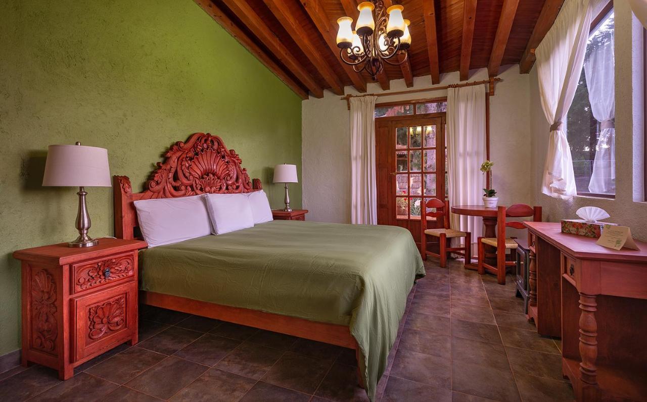 Habitación con cama grande y vistas al jardín
