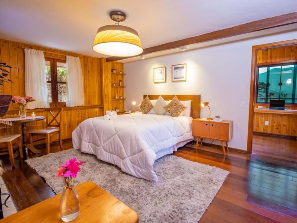 Chalé Vip com Banheira de Hidromassagem e Varanda com Vista das Montanhas