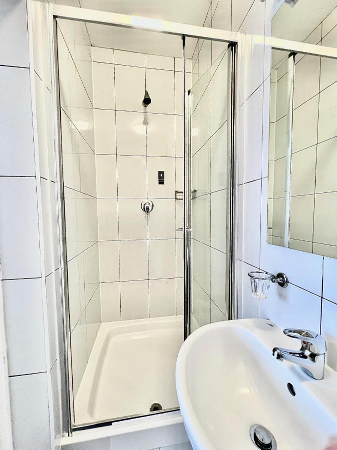 Quad Room Private Bathroom,1183249216:JPEG
