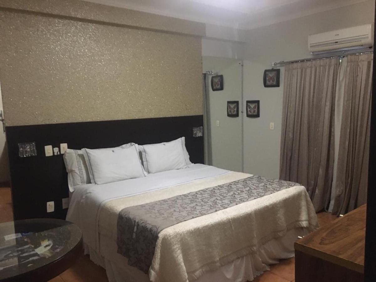 Quarto com Cama King-size e Banheira de Hidromassagem