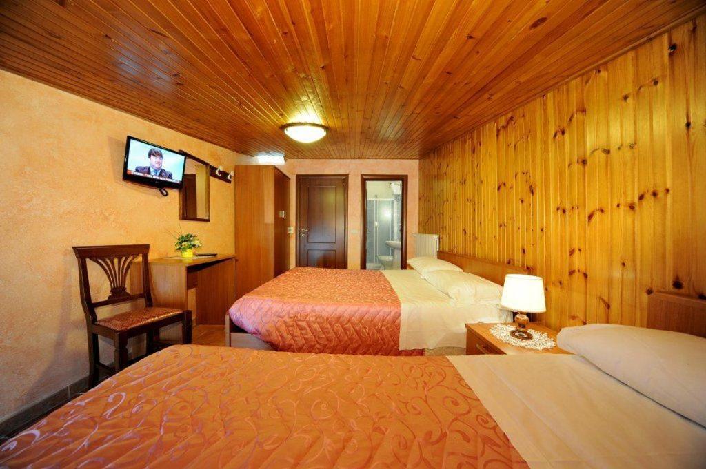 Triple Room Bathroom,1187139880:JPEG