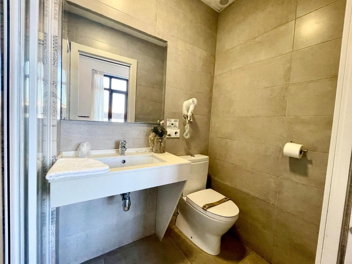 Small Double Room,786277899:JPEG