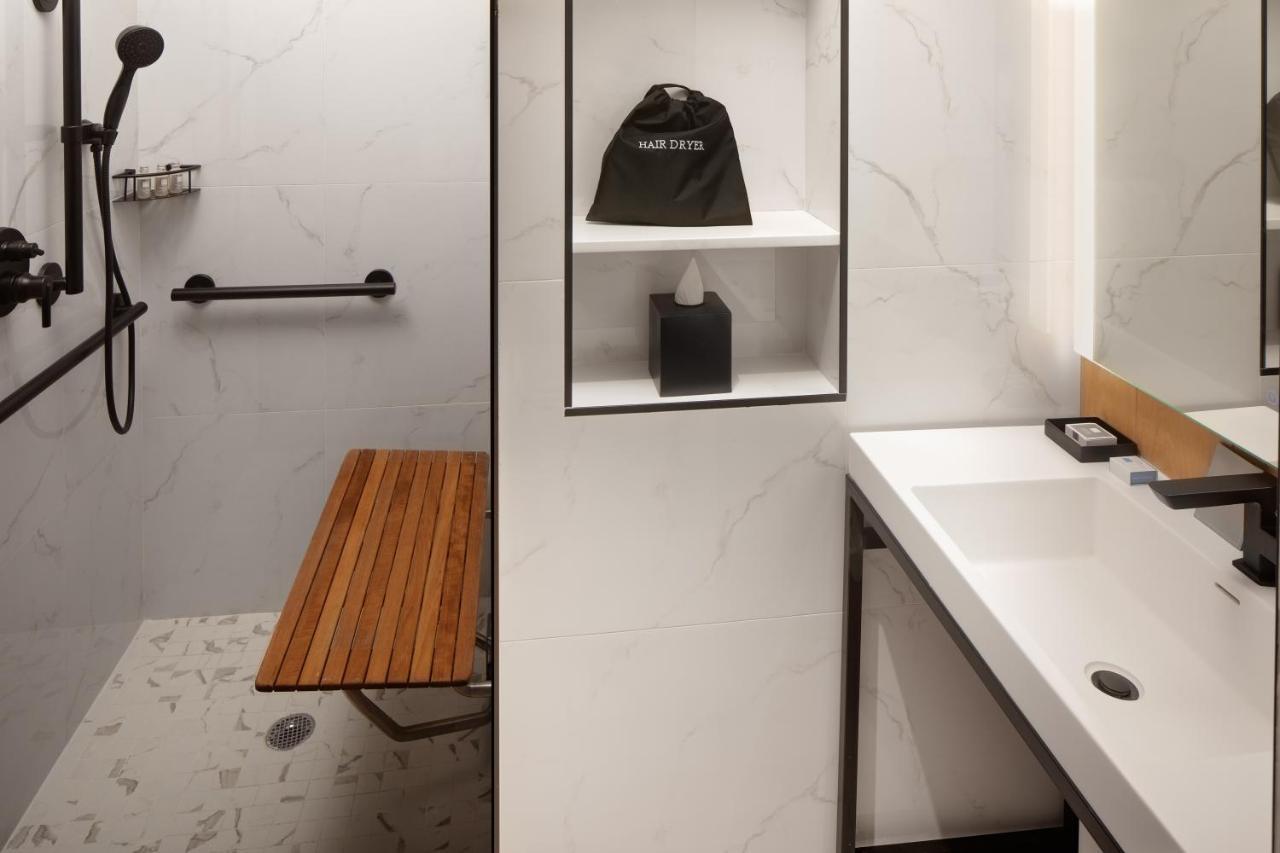 Queen Room Mobility Accessible Shower,1774165945:JPEG