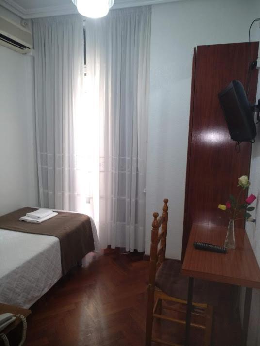Single Room,888821971:JPEG