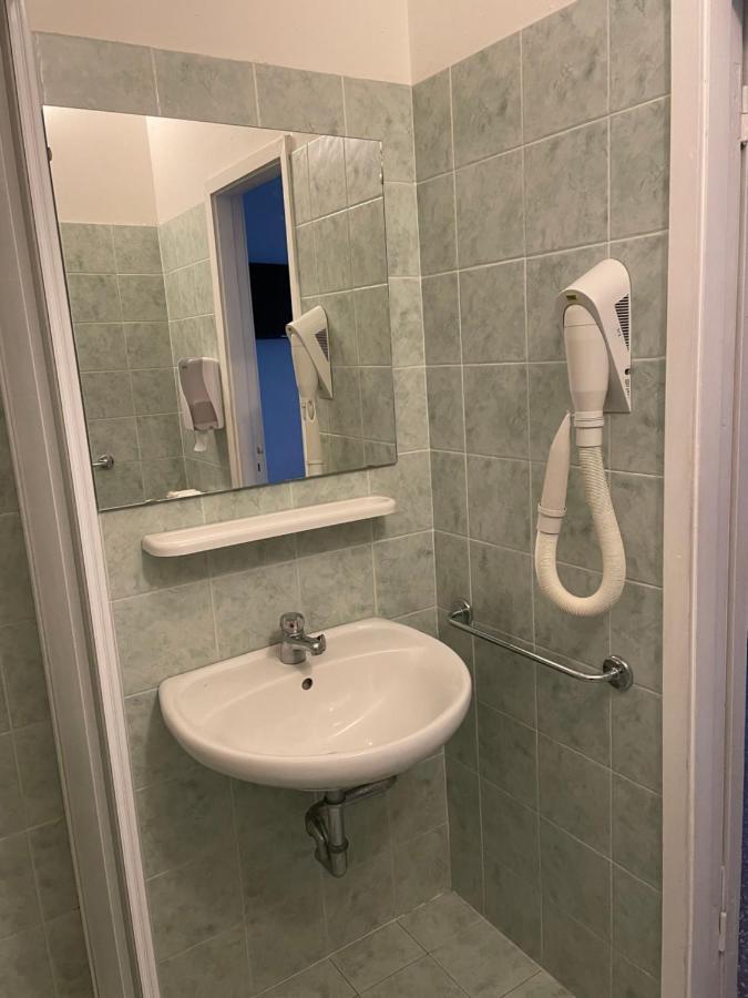 Double or Twin Room Bathroom,1374701324:JPEG