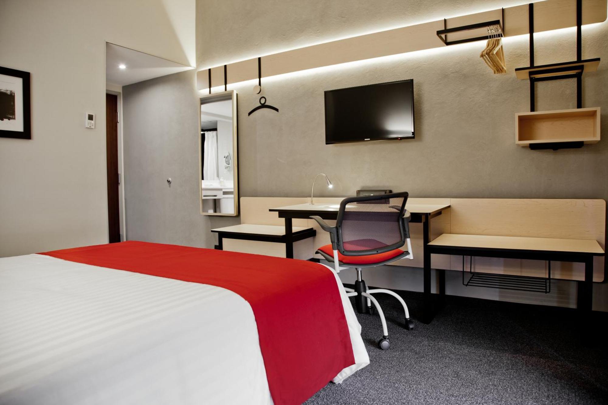 Habitación con cama grande