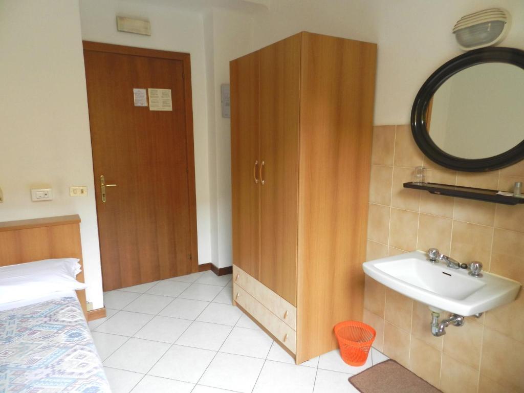 Single Room,703549153:JPEG