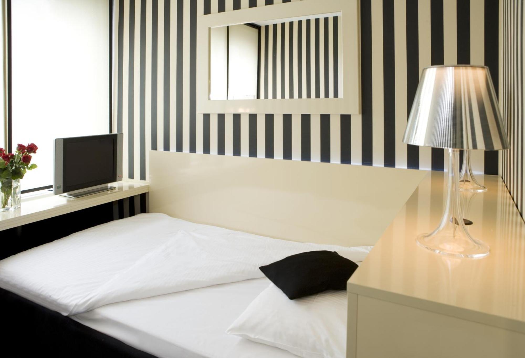 Single Room,1588043239:JPEG